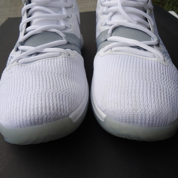SIZE 10.5. Nike Zoom Tennis sneakers shoes. main image 8